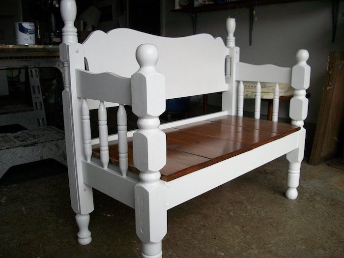 construa um banco branco de madeira você mesmo - banco de jardim de uma cama branca velha para a área externa
