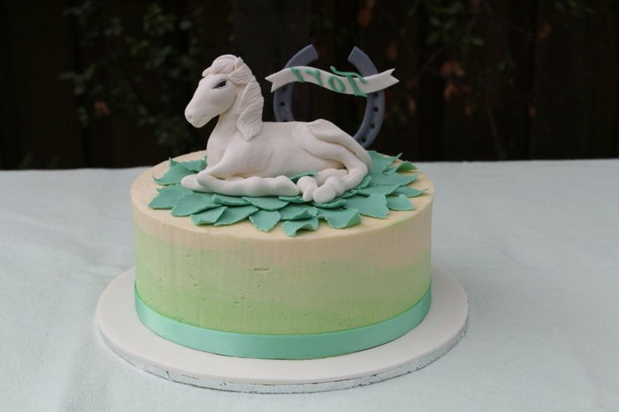 Beyaz bir tek boynuzlu at ile yeşil bir pasta - unicorn kek için fikir