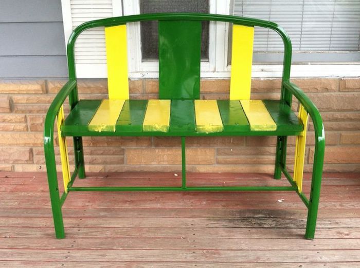 malá zelená záhradná lavica z kovovej lavice zo starého zeleného lôžka