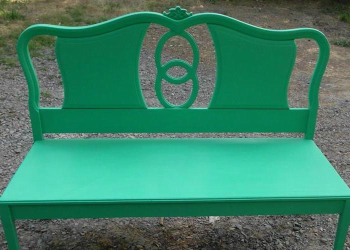 vybudovanie záhradnej lavice zo starého zeleného kovového lôžka - záhrada s lavicou a šedými kameňmi