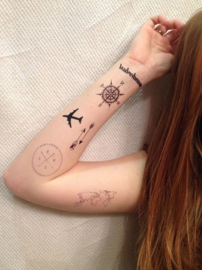 Oto młoda kobieta z ręką z małymi czarnymi tatuażami - mapa świata, lotka i dwa małe czarne kompasy