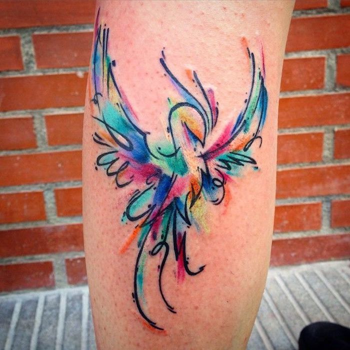 Phoenix-tatovering - en flygende Phoenix med lilla, blå, rosa og grønne fjær