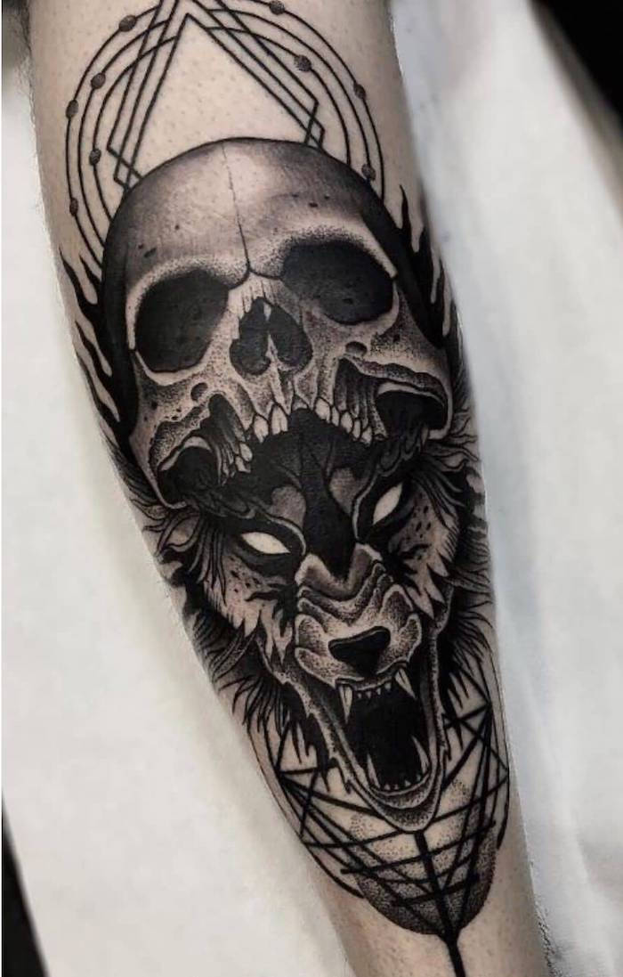 En hånd med en skalletattovering - en stor svart ulv med hvite øyne og en skalleskalle