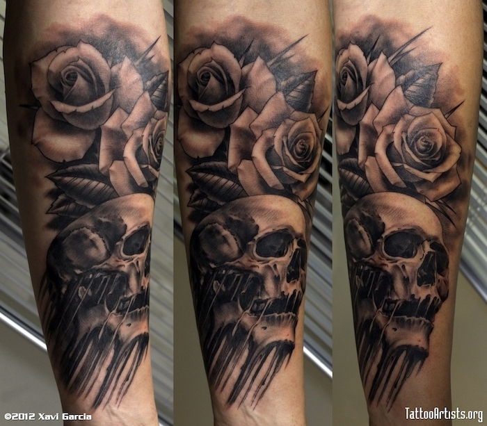 kaukolė su rožių tatuiruotėmis - ranka su dideliu tatuiruote su kaukolėmis ir dviem rožėmis