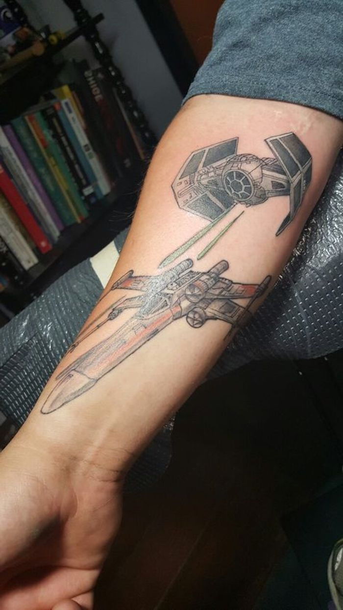 idee pentru un tatuaj de război cu stele mari, cu două nave spațiale de război