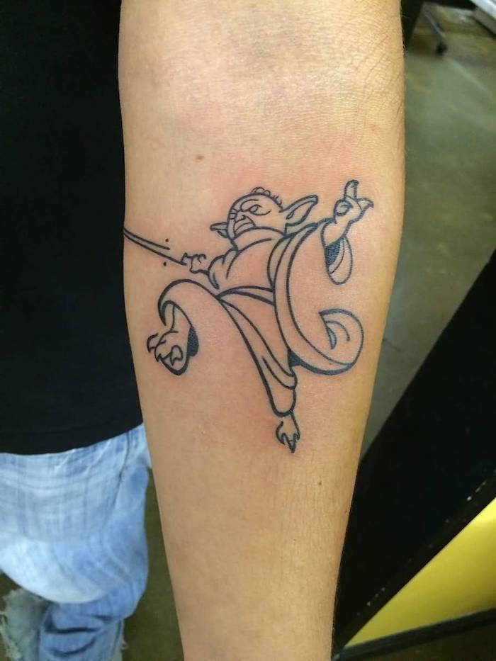 aici este o mână cu un tatuaj mic de război cu stele mici, cu un tatuaj negru, cu o jidă cu micuță