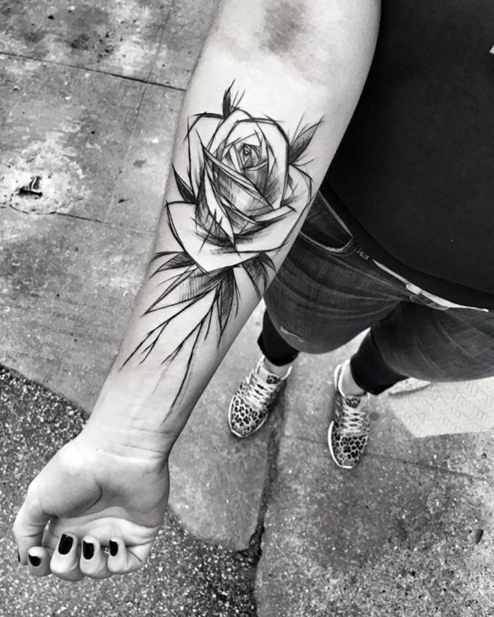 een meisje met een grote zwarte tatoeage. rozen tattoo sjabloon - hand met een zwarte nagellak