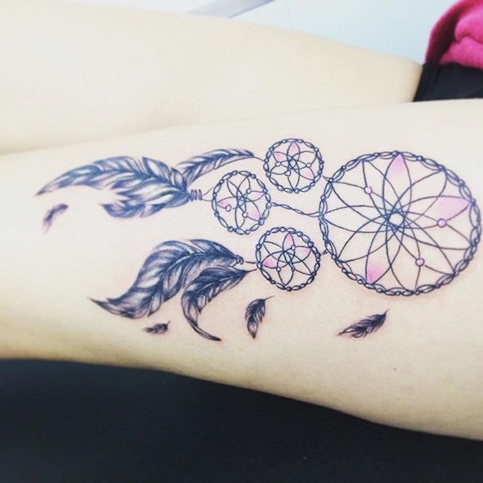 to je jeden z najlepších nápadov na tému tetovanie so snom zachytávačom na ruke - tu je senátko s čiernym perím