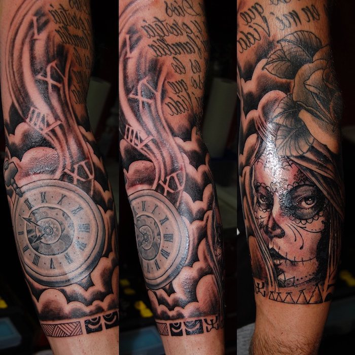 tre mani con tatuaggio a bussola e rose nere e un tatuaggio nero la catrina con una giovane donna deceduta con un naso nero e labbra nere