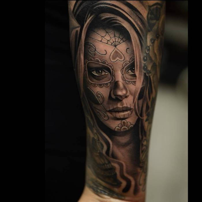 la catrina-tatoeage met een jonge vrouw, een zwart spinneweb en een grijs hartje