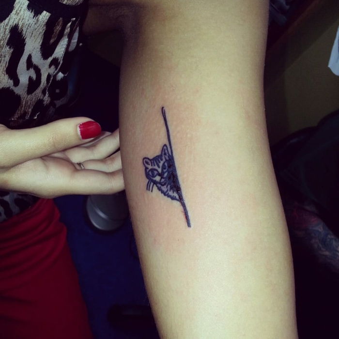 încă o idee pentru un tatuaj pe mana - o mână și un deget mare cu un lac de unghii roșu și o pisică mică cu lacrimi negre
