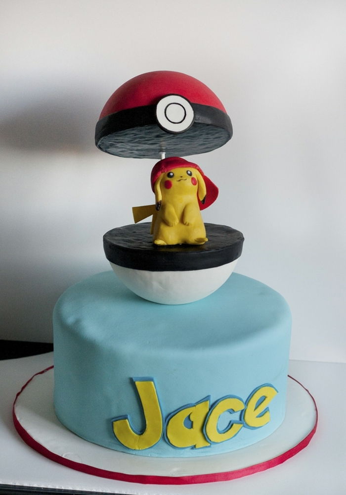 una pokeball rossa con una piccola creatura pokemon gialla pikachu con un berretto rosso - idea per una bella torta pokemon