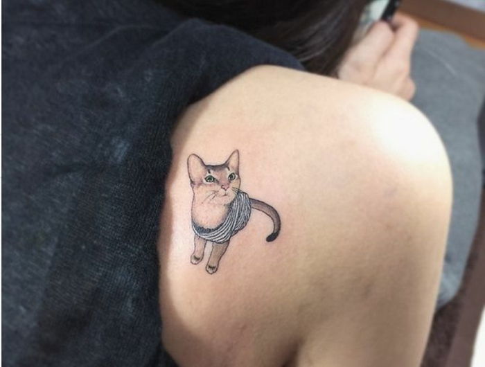 O altă idee pentru un tatuaj de pisică pentru femei pe umăr