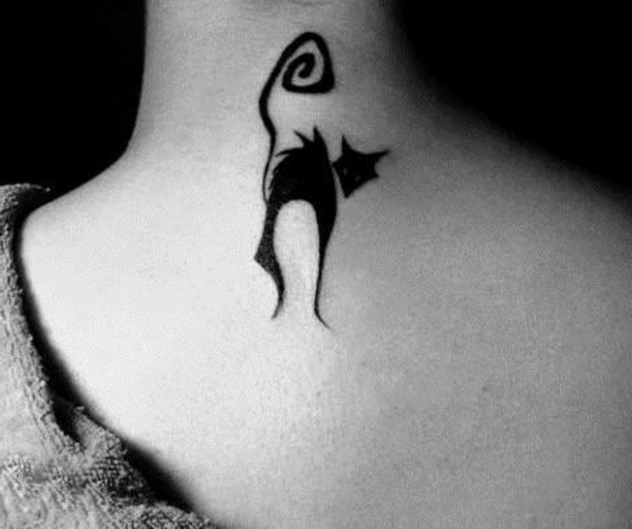 Aici veți găsi un isee pentru un tatuaj de pisică neagră pe gât - o pisică mică cu un cocoș negru