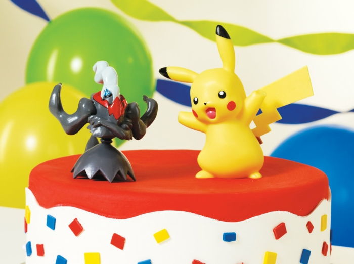 Puiki idėja Pokemonio pyragas su pokemono esme ir geltonu pikachu su dviem raudonomis skruostomis