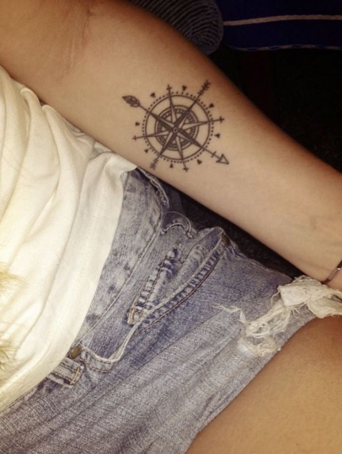 Uitați-vă la această idee pentru un tatuaj de busolă neagră pe mâna unei femei