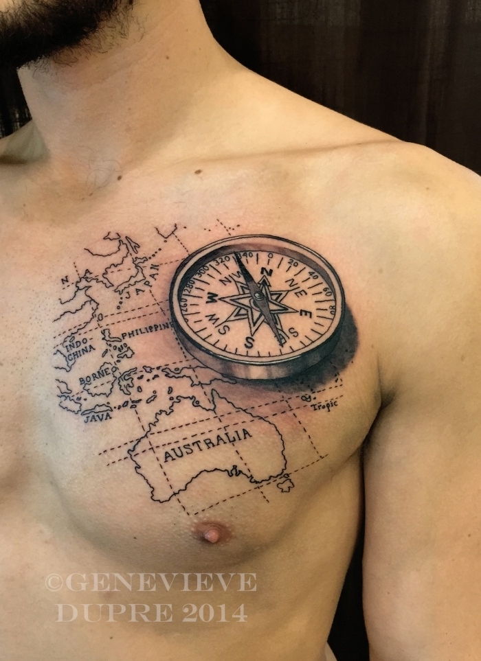 Spójrz na ten pomysł na tatuaż kompasowy dla mężczyzn - tutaj jest duży czarny kompas i mapa świata