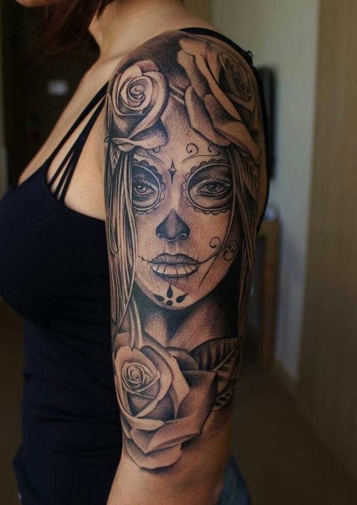 Kobieta z czarnym tatuażem z młodą kobietą z czarnym nosem i czarnymi ustami i trzema dużymi białymi różami