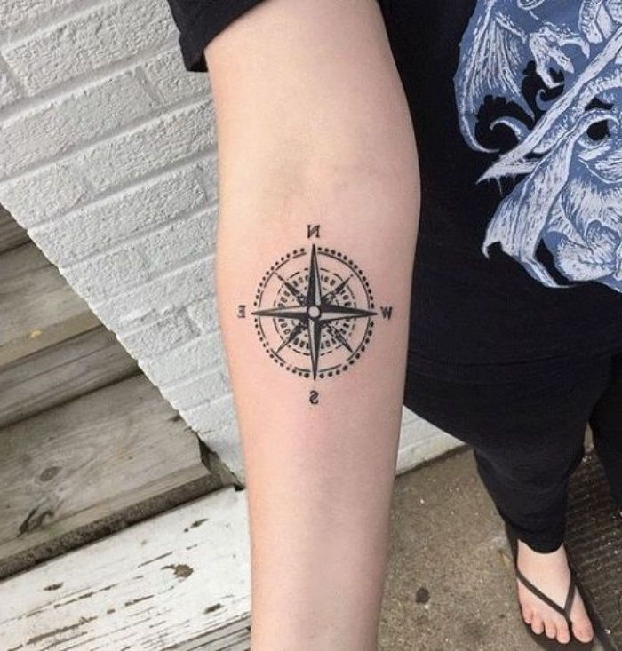 Tutaj przedstawiamy jeden z naszych wspaniałych pomysłów na mały tatuaż z czarnym kompasem na dłoni młodej kobiety