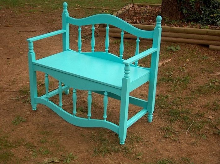 una panchina blu da un vecchio letto blu - per il giardino - foto di giardinaggio