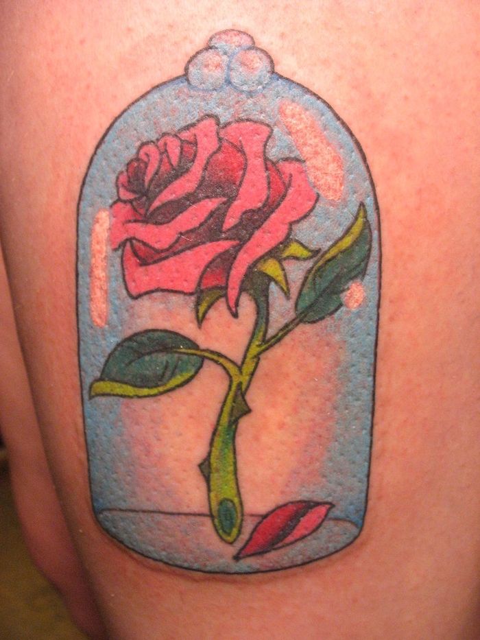Hier is een van onze ideeën voor een rozen tatoeage - het mooie en het beest - een rode roos met twee groene bladeren