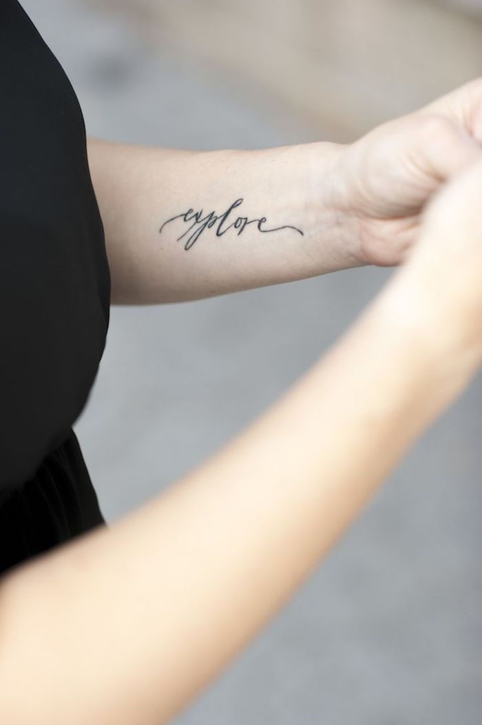 To je nápad na malé čierne tetovanie na zápästí mladých žien - tetovanie na zápästí zápästia
