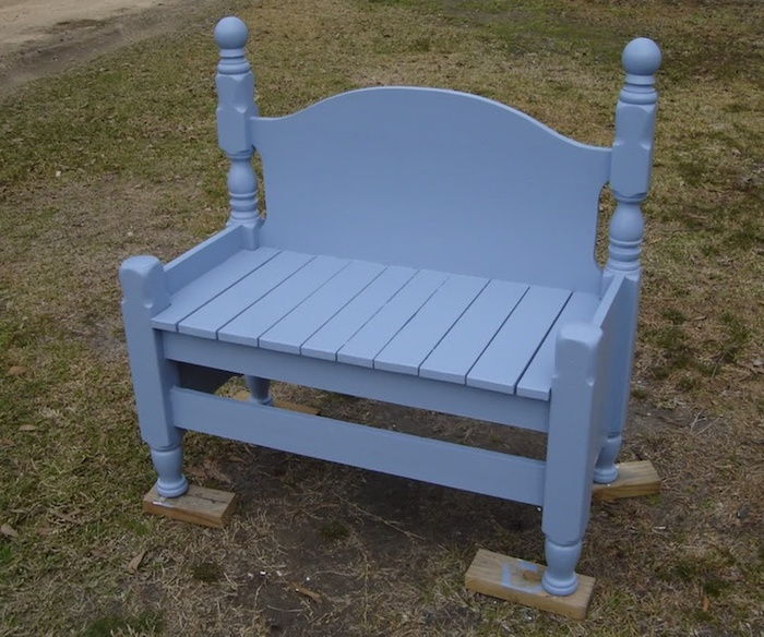 modrá malá záhradná lavica z modrých starých dverí - záhradná lavica postavená sami