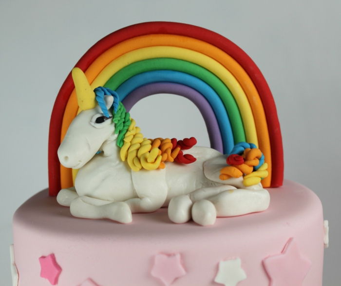uma deliciosa torta de unicórnio com unicórnio branco e arco-íris