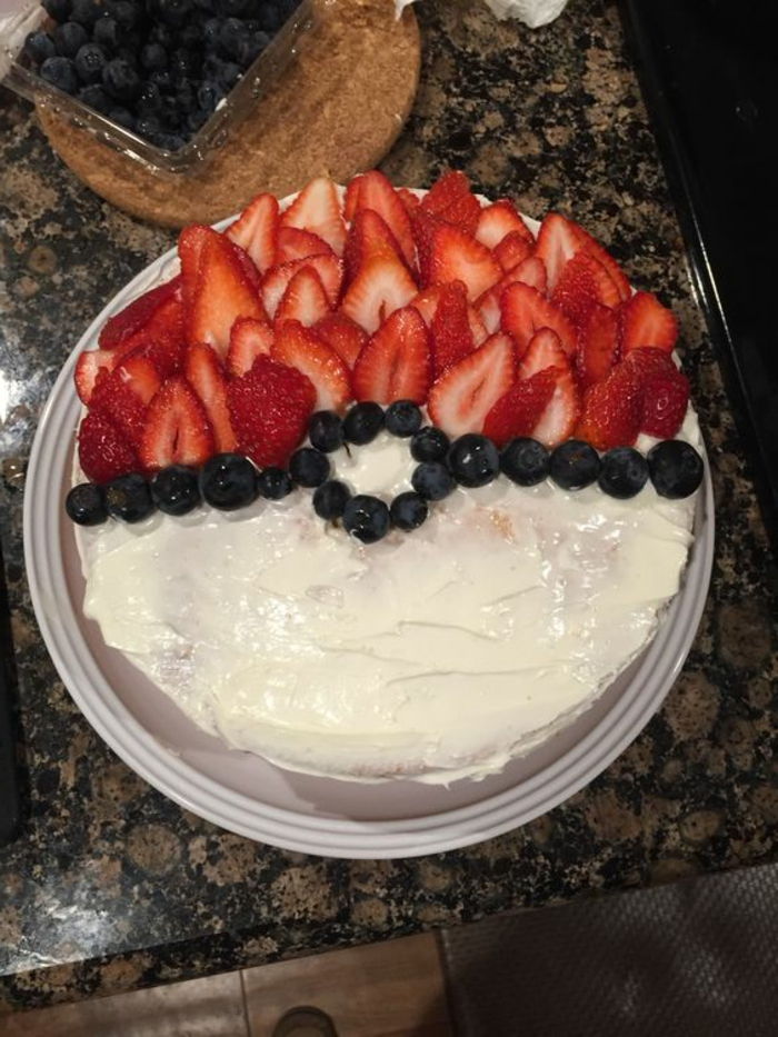 pokemon puikių pyragai - čia yra puiki idėja, torto, kuris atrodo kaip pokeball - su baltu kremu ir raudonų braškių