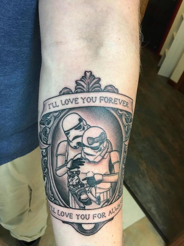 star tatuaje războaie idei - o mână care deține un tatuaj mare de război stele cu două clone albe în dragoste și un mic copil alb