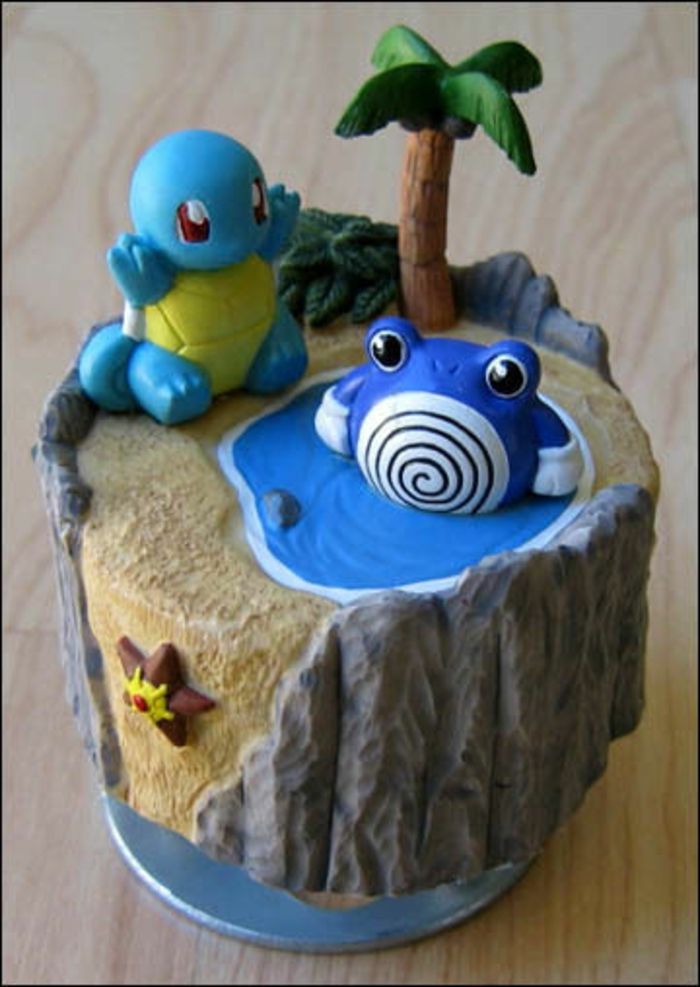 ótima idéia para uma torta de pokemon com uma palmeira, dois seres azuis pokemon, lago e estrela do mar