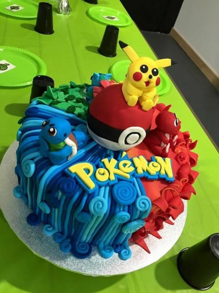 piatto verde, un piatto con torta pokemon con un pokeball rosso e tre esseri pokemon ileinen e un pikachu giallo