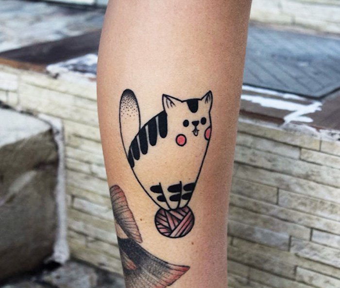 o idee pentru o pisica tatuaj pe picior - aici este o minge rosie de fire și o pisică mică cu obraji roșii