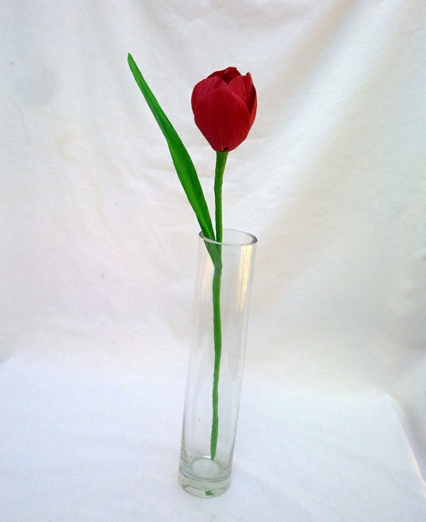 One-on-one rdeči papir tulipani - ozadje v beli barvi
