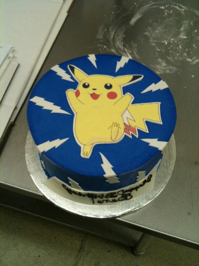 idea di fantasia per una torta pokemon blu con un'essenza pokemon gialla con pikachu rosso e lampeggiante