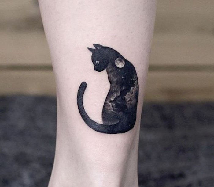 O idee pentru un tatuaj negru mare cu o pisică neagră, cu un cocoș negru, luna și nori