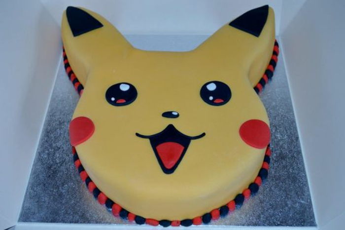 uma ideia para uma torta de pokemon - aqui está uma pikachu de criatura pokemon amarela com bochechas vermelhas e olhos negros