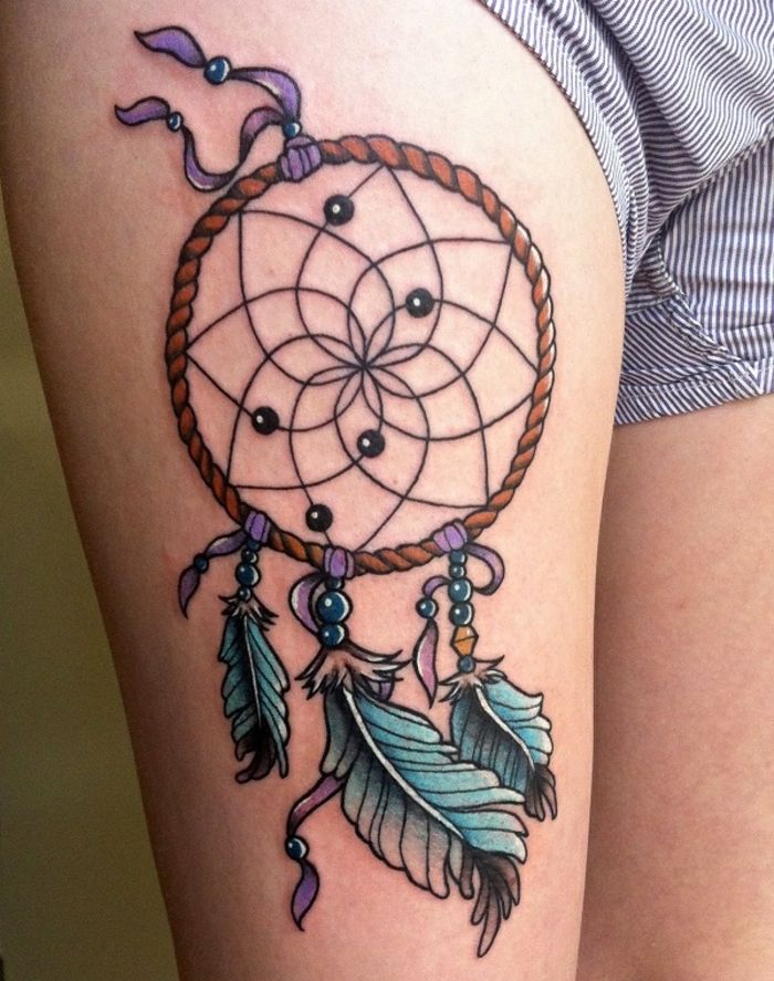 Her finner du en god ide for temaet tatovering med en fargerik eventyrdrømfanger med blå vakre fjær