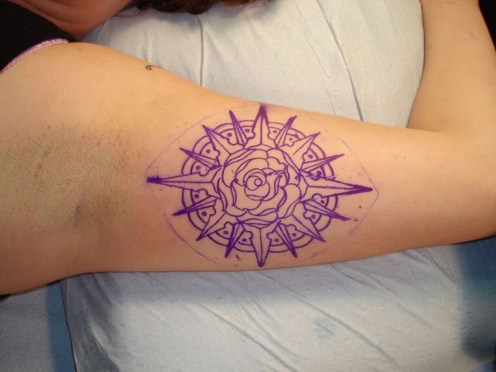 Un alt tatuaj mare purpuriu pe mâna - un trandafir violet cu busola violet - un tatuaj cu busola
