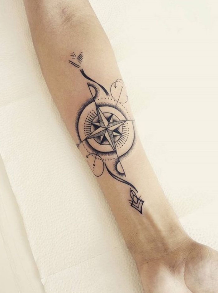 Tutaj znajdziesz jeden z najpiękniejszych tatuaży z dużym czarnym kompasem na jednej ręce