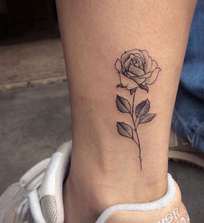 una gamba con - idea per un tatuaggio rosa nero sulla caviglia