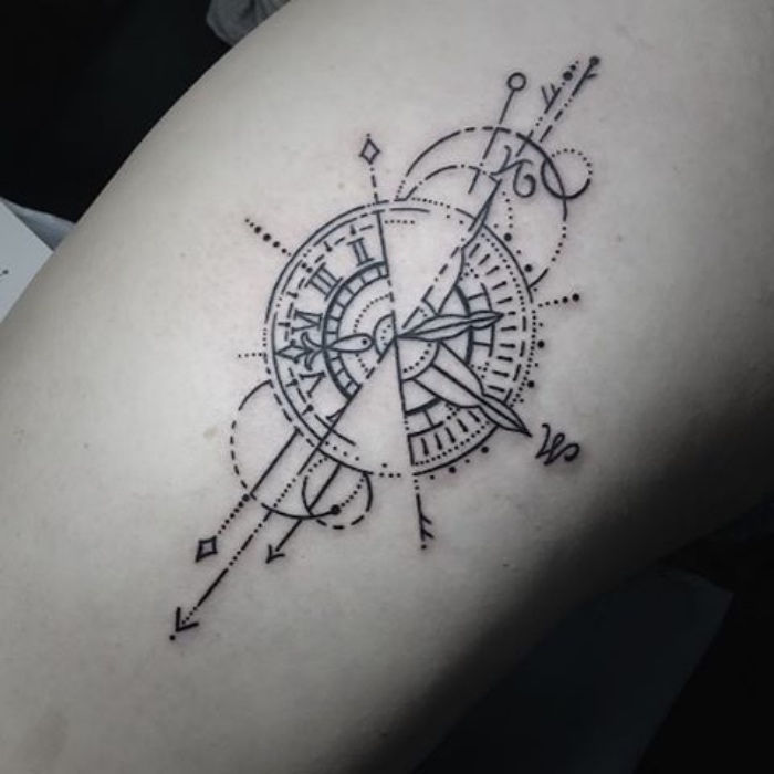 bela luna in črni steampunk kompas - ideja za tatoo črnega kompasa na roki