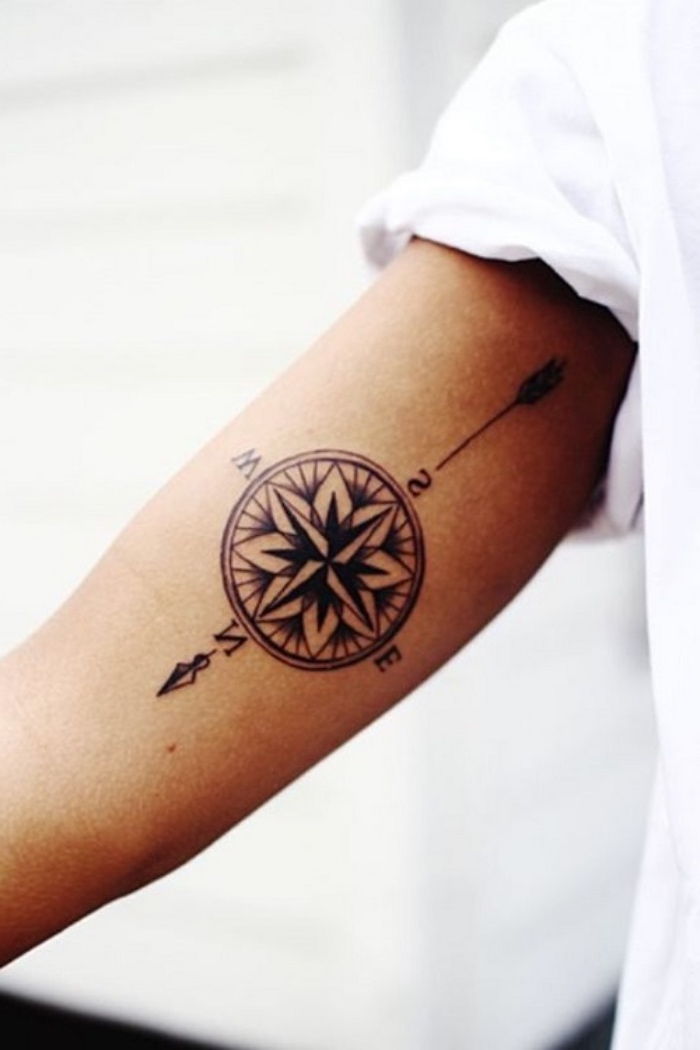 Tutaj znajdziesz jeden z naszych ulubionych pomysłów na czarny tatuaż na kompas