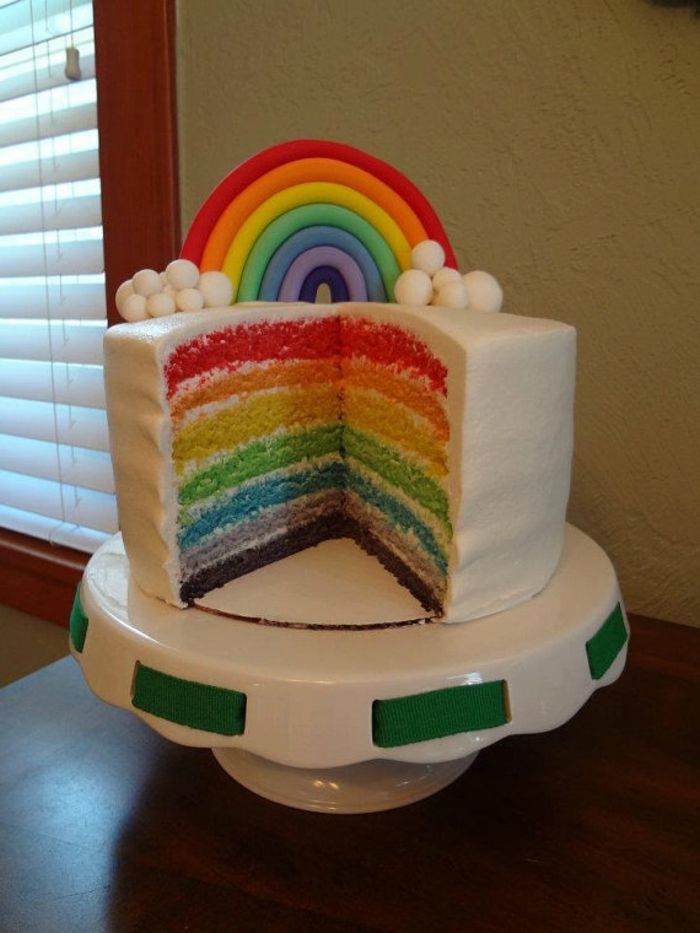 um bolo de arco-íris branco