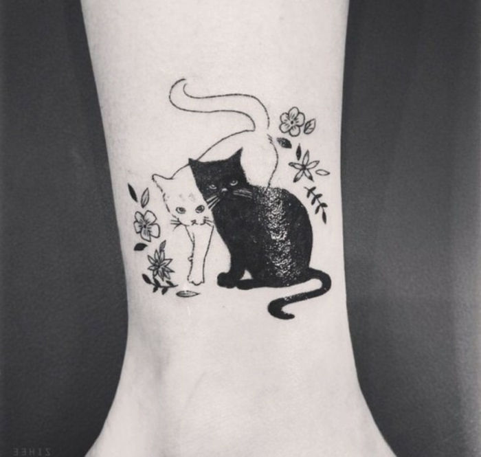 un pic negru si o pisica alba cu flori - idee pentru un tatuaj de pisica pe incheietura mainii