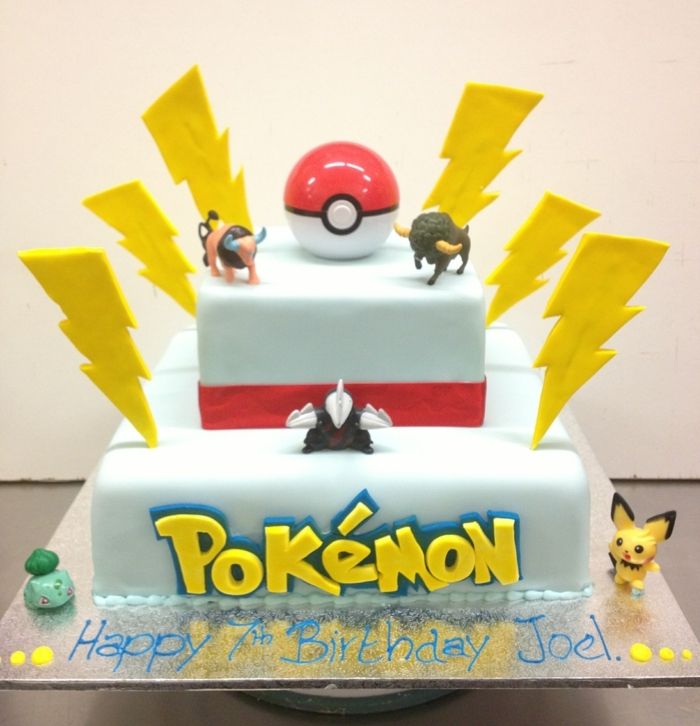 toro, pikachu, piccoli esseri pokemon, un pokeball rosso e lampi gialli - ottima idea per una torta a due piani