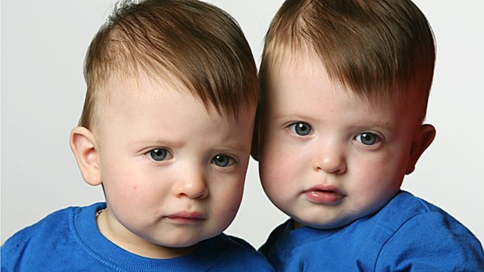enäggstvillingar-sweet-liten-boy-med-blue-kläder