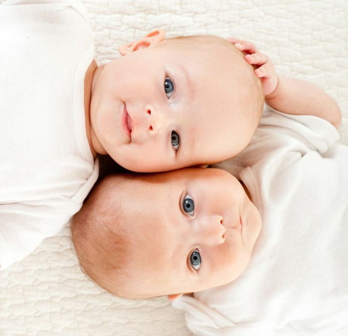 enäggstvillingar-Two-sweet-baby-foto taget från Up