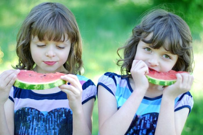 enäggstvillingar-Två-sweet-girl-äta-vattenmelon