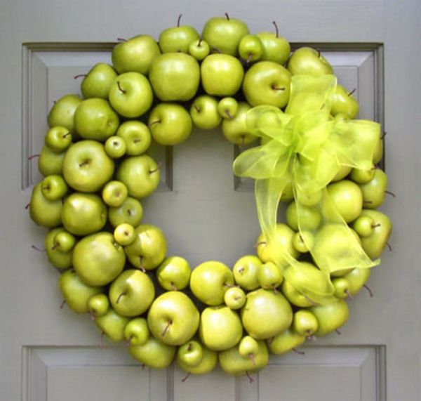 powiesić na drzwiach dekorację w kształcie wianek-dzwoniącym jabłkiem